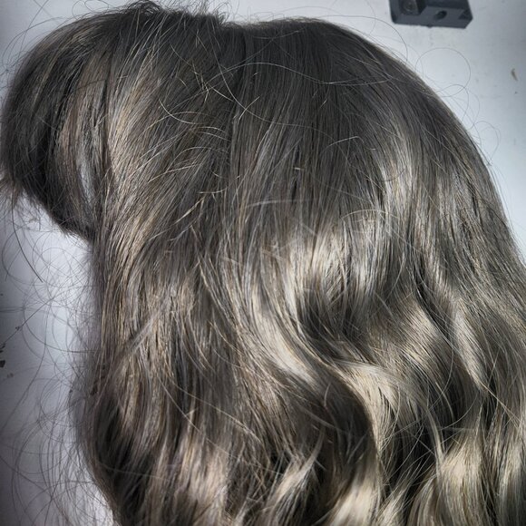 Granny gray curly wig with bangs - Picture 5 of 6